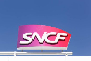Grenoble, Fransa - 25 Haziran 2017: Bir tren istasyonunda SNCF logosu. SNCF, Fransa 'nın ulusal demiryolu şirketidir ve bir kamu demiryolu şirketidir.