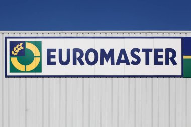 Villefranche, Fransa - 17 Temmuz 2021: Duvardaki Euromaster logosu. Euromaster, 1994 yılında Fransa 'da doğan ve 1700 satış puanıyla Avrupa genelinde faaliyet gösteren bir lastik dağıtımcısıdır.