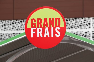 Limonest, Fransa - 3 Temmuz 2021: Büyük Frais süpermarket logosu. Grand Frais, Fransız bir süpermarkettir. Taze ürünler ve dünyanın marketlerinde uzmanlaşmıştır.