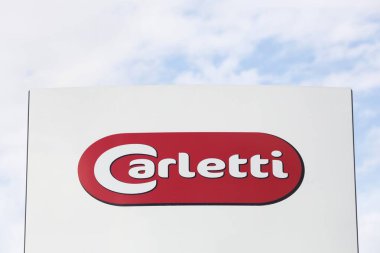 Skoedstrup, Danimarka - 6 Ağustos 2020: bir tabela üzerinde Carletti logosu. Carletti, başlangıçta küçük bir toptan satış şirketi olan Danimarkalı bir çikolata ve şeker üreticisi.
