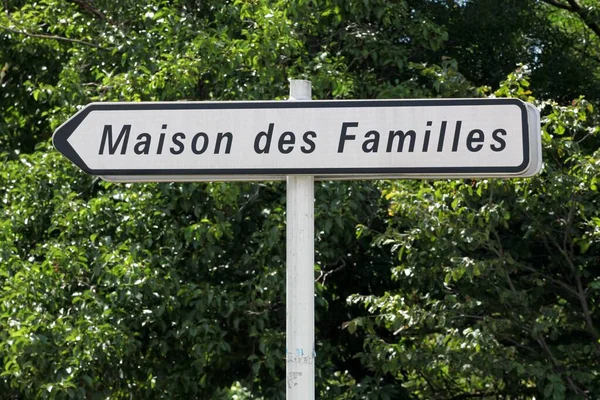 Casa Das Famílias Chamada Maison Des Familles Sinal Estrada Língua — Fotografia de Stock