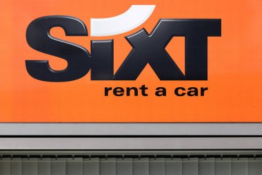 Aarhus, Danimarka - 12 Mayıs 2019: Duvarda altı logo. Sixt, 105 'ten fazla ülkede yaklaşık 4 bin yeri bulunan çok uluslu bir Avrupa araba kiralama şirketi.