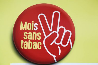 Villefranche, Fransa - 14 Kasım 2018: Mois sans tabac adlı tütün tabelası olmadan geçen ay