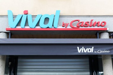 Lissieu, Fransa - 16 Haziran 2021: Duvardaki Casino logosu Vival. Vival, Kumarhane Grubu 'na ait bir Fransız bakkal dükkanı.