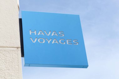 Villefranche, Fransa - 20 Mayıs 2021: Duvarda Havas Seyahat logosu. Havas Voyages, 335 acentasıyla Fransa 'nın liderleri arasında bir seyahat dağıtımcısı. 