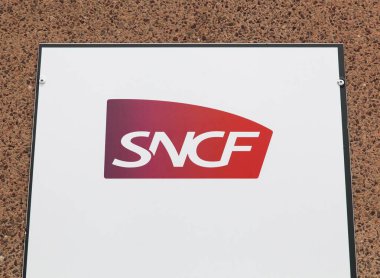 Lyon, Fransa - 25 Ekim 2018: Sncf logo bir duvar. SNCF Fransa Fransız demiryolu Ulusal Derneği ve devlete ait demiryolu şirketi