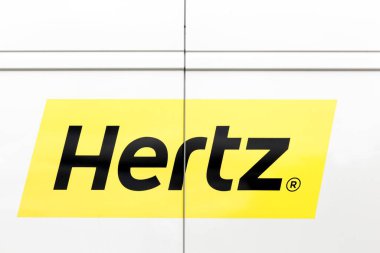 Villefranche sur Saone, Fransa - 22 Eylül 2019: Hertz logosu. Hertz, dünya çapında 145 ülkede uluslararası konumları olan bir araba kiralama şirketi.