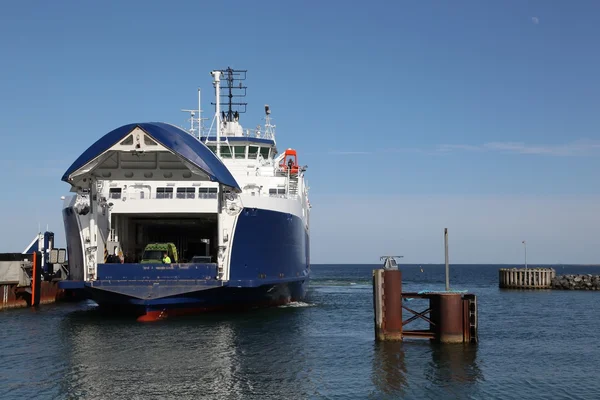 Ferry en el puerto de Hou en Dinamarca — Foto de Stock