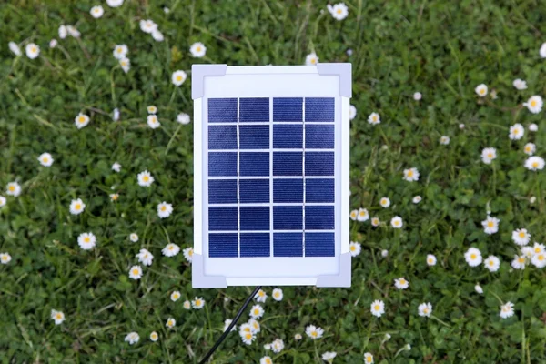 Panel solar en un jardín —  Fotos de Stock