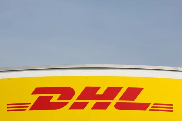 Logótipo da DHL numa fachada — Fotografia de Stock