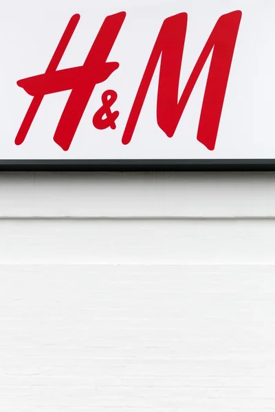 Logotipo H & M en una fachada — Foto de Stock