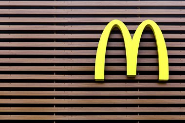 Duvarda McDonald 'ın logosu var.