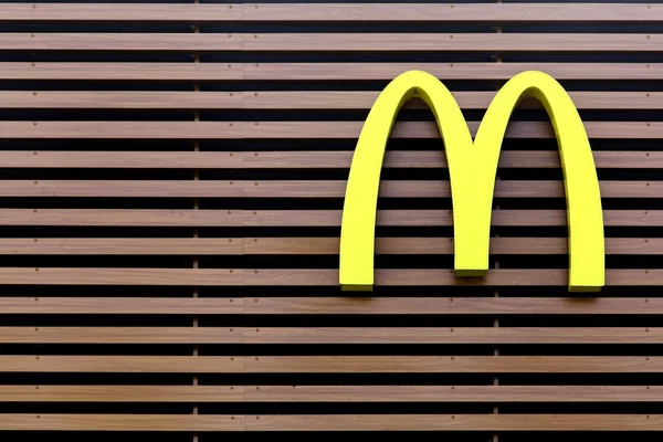 McDonald's logo on a wall — kuvapankkivalokuva