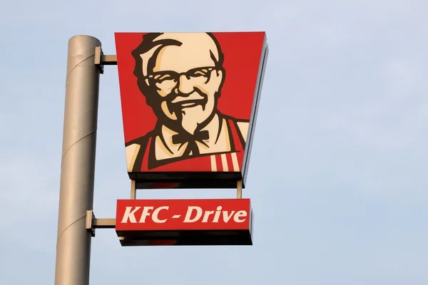 Gökyüzünde KFC logosu — Stok fotoğraf