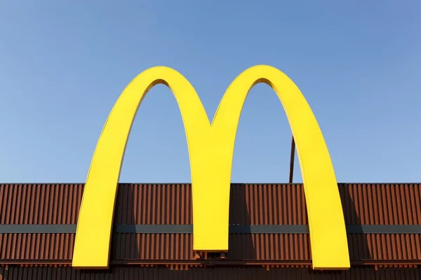 Logo McDonalda na fasádě — Stock fotografie