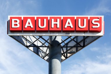Gökyüzünde Bauhaus logosu
