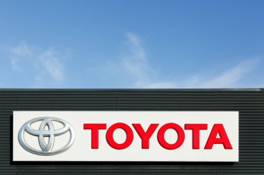 Bir cephe logosuna Toyota