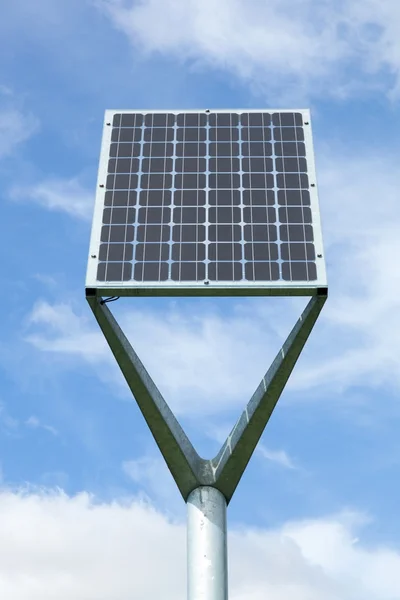 Panel solar en un poste —  Fotos de Stock