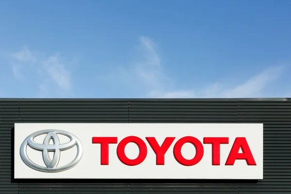 Логотип Toyota на фасаде — стоковое фото