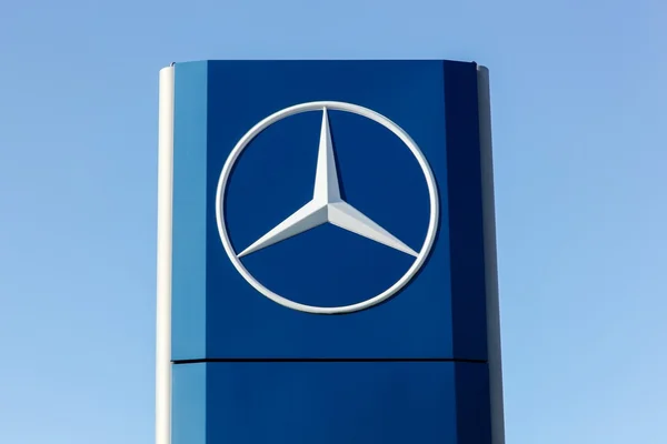 Logo de Mercedes en una fachada — Foto de Stock