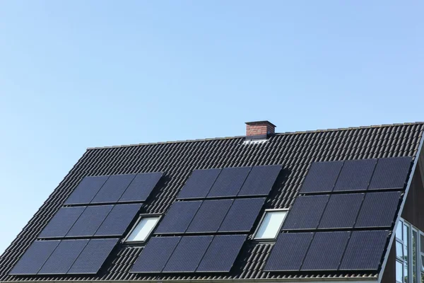 Paneles solares en un techo — Foto de Stock