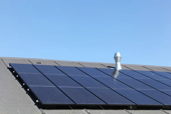 Paneles solares en un techo —  Fotos de Stock