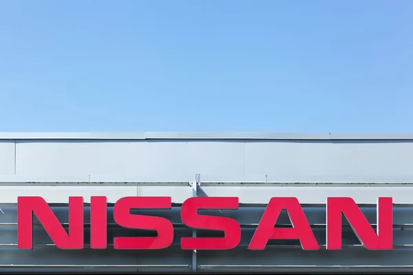 Nissan logo op een gevel — Stockfoto