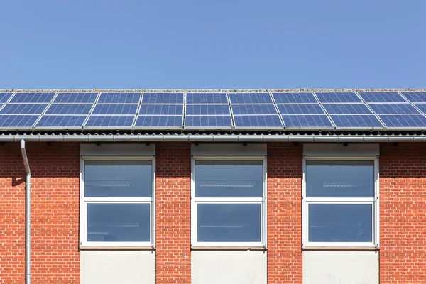 Paneles solares en un techo —  Fotos de Stock