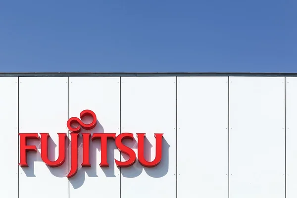 Fujitsu-Logo auf einer Fassade — Stockfoto