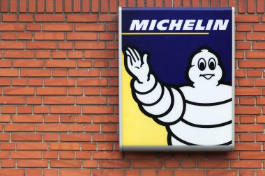 Bir cephe üzerinde Michelin logosu