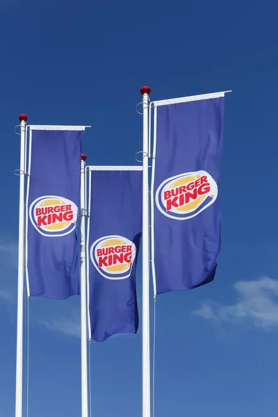 Banderas con logo de la cadena de comida rápida Burger King . — Foto de Stock