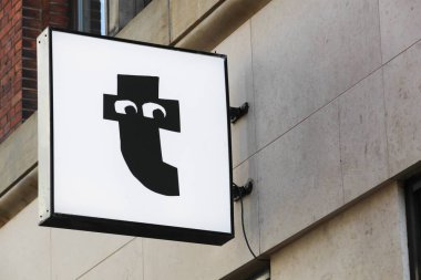 Kopenhag, Danimarka - 14 Ekim 2021: duvarda Uçan Kaplan Kopenhag logosu. Uçan Kaplan Kopenhag, Danimarkalı bir mağaza zinciri.