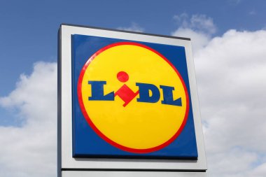 Horsens, Danimarka - 5 Mayıs 2019: Lidl, Almanya 'da Neckarsulm, Baden-Wurttemberg merkezli ve Avrupa' da 28 ülkede 10 binden fazla mağaza işleten küresel indirimli bir süpermarket zinciri.