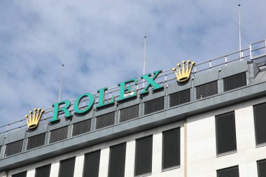 Cenevre, İsviçre - 7 Temmuz 2025: Bir binanın Rolex logosu. Rolex üretim, dağıtım ve hizmet kol saatleri Rolex ve Tudor markaları altında satılmaktadır.