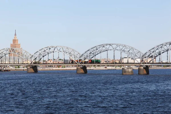 Letonya 'daki Riga şehri ve demiryolu köprüsü manzarası