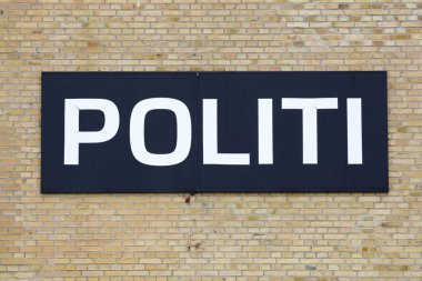 Danimarka polisi, Danimarka dilinde politi denilen bir duvara imza attı.