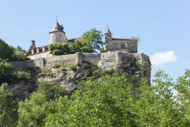 Fransa 'nın Lot departmanındaki Belcastel kalesinin manzarası