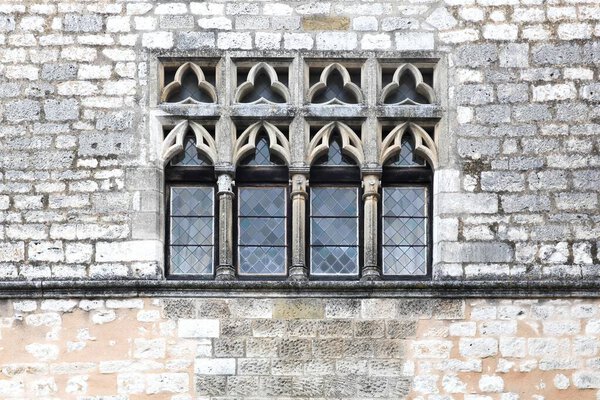 Фасад и окно в деревне Монпазье во Франции