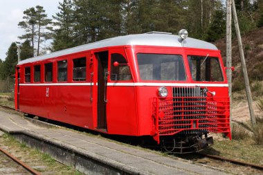 Vrads, Danimarka - 23 Nisan 2023 Bryrup ve Vrads arasındaki kıdemli demiryolu. Tren gönüllü üyelerden oluşan bir kulüp tarafından işletiliyor.