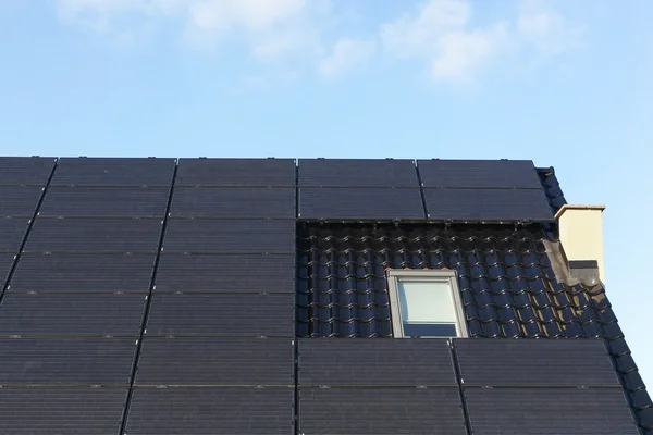 Bir çatısında güneş panelleri — Stok fotoğraf