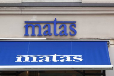 Kopenhag, Danimarka - 28 Ağustos 2025: Duvardaki Matas tabelası. Matas, Danimarka 'da 1949 yılında kurulan ve Danimarka merkezli bir uyuşturucu mağaza zinciri işleten Danimarka merkezli bir işletme.