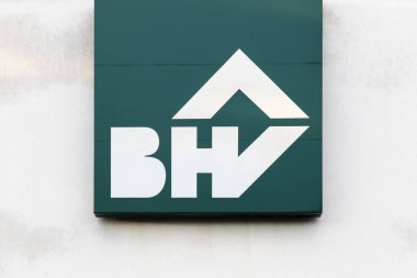 Limonest, Fransa - 28 Haziran 2017: Duvardaki BHV logosu. BHV, 2023 yılından beri SGM grubuna ait bir mağazadır.