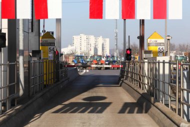 Villefranche sur Saone, Fransa - 31 Ocak 2024: Fransa 'daki Villefranche Limas gişesinde çiftçiler otoyol gösterileri ve trafiğini engelliyor