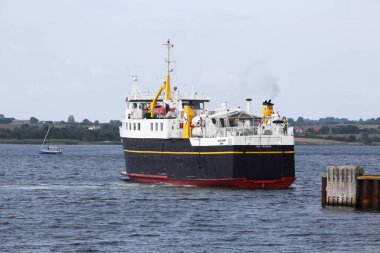 Faaborg, Danimarka - 26 Temmuz 2025: Feribot Faaborg ve Soby, Aero adaları arasında yol alıyor.