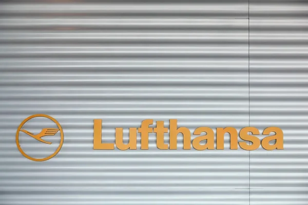 Lufthansa logó a falon, a Frankfurti repülőtér — Stock Fotó