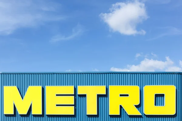 Metro-Logo auf einer Fassade — Stockfoto