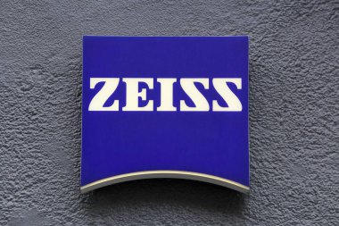 Herning, Danimarka - 18 Ağustos 2022: duvarda Zeiss logosu. Zeiss, 1846 yılında Almanya 'nın Jena kentinde kurulan optik sistem ve optoelektronik üreticisi.