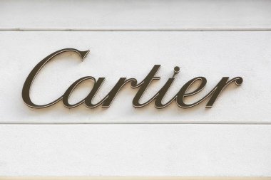 Kopenhag, Danimarka - 6 Mayıs 2023: Duvardaki Cartier logosu. Cartier bir Fransız lüks malları holdingi. Şirket mücevher ve saat tasarlar, üretir, dağıtır ve satar.
