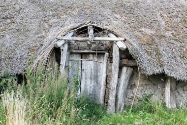 Danimarka 'nın Moesgaard kentindeki demir çağı evine giriş.