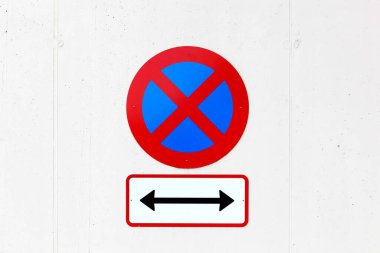 Duvarda durmak ya da yol işareti yok.